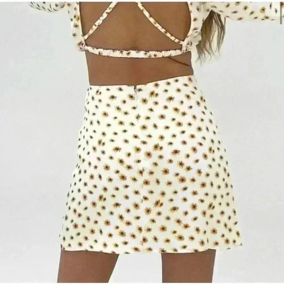 WeWoreWhat Mini Slip Skirt "Ditsy Daisies" in size Medium - Picture 2 of 8